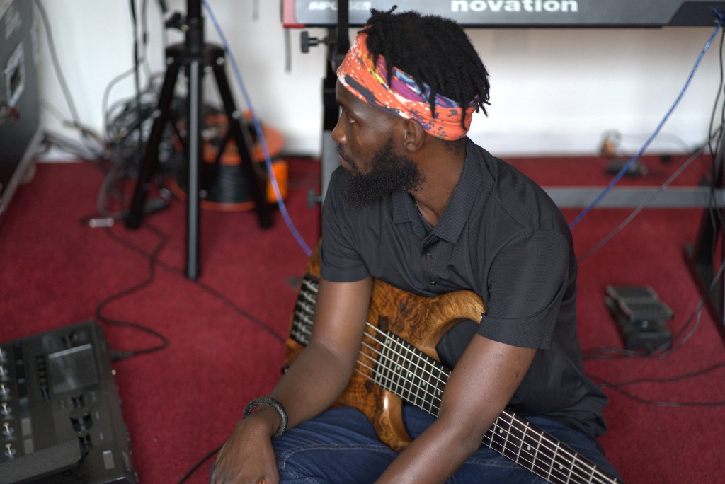 Jomo on bass